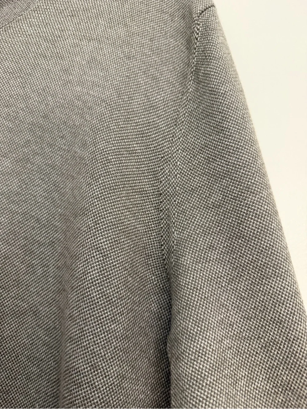 Banana Republic Luxury Light Gray V-Neck Sweater - Slight Snag - Men’s Size Larg